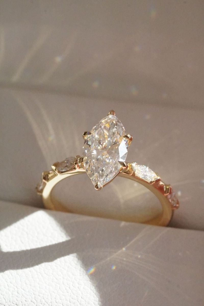 Adèle — Bague de fiançailles